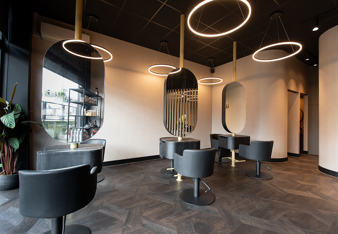 Kappersstoelen en spiegels in kapsalon La Nancy in Capelle aan den IJssel